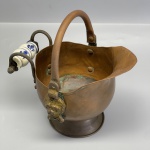 COBRE - Delicado baldinho em cobre com acabamento de cara de leão. Med. 12x16x11 cm.