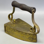 DIVERSOS - Antigo ferro de passar a carvão em bronze, cabo torneado. Med. 14x18x10 cm.