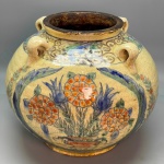 CERÂMICA - Antigo cachepô em cerâmica esmaltada e vitrificada decorada com motivos florais policromados. Med. 25x25 cm.