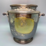 METAL - Bela e antiga champanheira europeu, espessurado a prata, monogramado SS, borda e alças em relevo. Med. 22x26 cm.