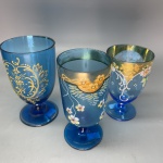 DEMI CRISTAL - Lote de 3 taças, estilos venezianos, pintados a mão, todos em tom azul. Med. 13,5 cm e 12 cm.