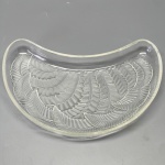 LALIQUE - Conjunto de prato de Salada Rene Lalique, em cristal decorado com folhas em forma de rim. Década de 20. Assinados. Med. 21x11 cm.