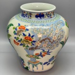 PORCELANA - Grande cachepô, decoradas com flores policromadas. Med. 28x24 cm.