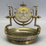 BRONZE - Magnífico porta relógio de bolso em bronze, com resquícios de banho de prata. Med. 14x12,5 cm.