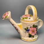 FAIANÇA - Antigo regador em flores policromadas. Med. 23x27x11 cm.