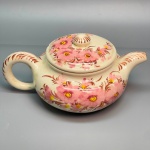 FAIANÇA - Delicado bule/chaleira decorada com flores policromadas. Med. 10x19x13 cm.