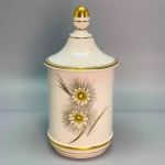PORCELANA - Pote de fármacia em porcelana branca decorada com flores e frisos dourados. Med. 20x10 cm.