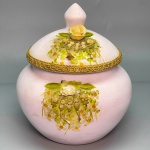 FAIANÇA - Potiche decorado com rosas em relevo. Med. 18x10 cm.