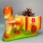 FAIANÇA - Centro de mesa em formato de charrete e cavalo policromado. Med. 17x22x10 cm.