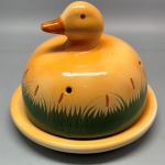 Queijeira vitrificada, pegador em formato de pato. Med. 18x20 cm.