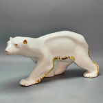 DIVERSOS - Grande bibelô de urso polar branco decorado com detalhes dourados. Med. 17x28x10 cm.