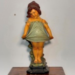 ESCULTURA - Menina em estuque policromado - LEMBRANÇA MINHA PRIMEIRA CAMISA. Med. 58x20x20 cm.