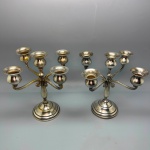 METAL - Par de candelabros de 5 braços em metal espessurado a prata. Med; 26x28 cm.