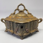 BRONZE - Belíssima caixa porta joias em bronze, ricamente trabalhada com guirlandas de folhas de acanto, laços, frutos, com bela pátina natural, resquícios de douração. Med. 15x22x11 cm. Marcas do tempo e de uso.