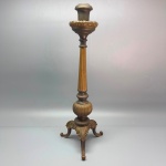 DIVERSOS - Antigo castiçal em bronze decorado com folhas de acanto, corfrisado, pés delicados, com pátina natural. Alt. 45 cm.