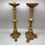 ARTE SACRA - Par de antigos castiçais liturgicos em bronze, ricamente lavrados, com canchos de uvas e folhas de parreira. Med. 45x14 cm.