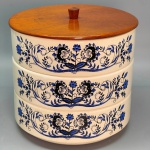 PORCELANA - Antiga marmiteira em 3 peças em azul e branca, decorada com motivos florais, tampa em madeira. Med. total 20x20 cm e unidade 7 cm.