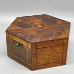 DIVERSOS - Linda porta joias sextavado, ricamente marchetada. Med. 8x18 cm.