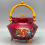 DIVERSOS - Antigo potiche estilo oriental em madeira, laqueada com flores, base em vermelho e preto. Med. 17x20 cm.