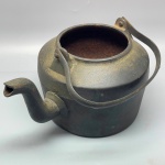 DIVERSOS - Antiga chaleira em ferro sem tampa. Med. 16x28x18 cm.