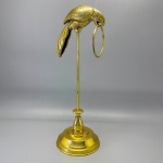 METAL - Toalheiro em metal dourado, acabamento superior em formato de Arara. Alt. 35 cm.