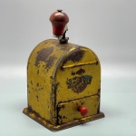 DIVERSOS - Antigo moedor de café em lata. Med. 20x12x20 cm. Marcas do tempo e de uso.