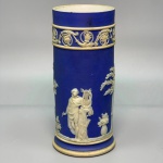 PORCELANA - Jarro de despejo Wedgwood. Três peças inglesas decoradas com elementos neo clássicos em sépia branca, figura neoclassicas de Urânio e Clio, entre árvores e folhagens. Sobre fundo azul. Med. 15x16 cm.