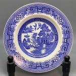 PORCELANA - Prato decorativo em porcelana inglesa, decoração Azul Pombinho. Dia. 22 cm.