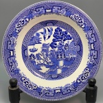 PORCELANA - Prato decorativo em porcelana inglesa, decoração Azul Pombinho. Dia. 22 cm.