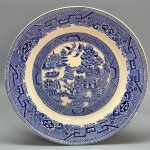 PORCELANA - Prato decorativo em porcelana inglesa, decoração Azul Pombinho. Dia. 22,5 cm.  (raso).