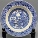 PORCELANA - Prato decorativo em porcelana inglesa, decoração Azul Pombinho. Dia. 22 cm.