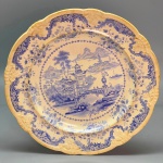 PORCELANA - Prato decorativo em porcelana inglesa, DAVEN PORT, decorada com delicada cena de pagode, bordas em relevo. Dia. 21 cm.