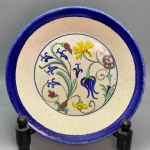 CERÂMICA - Prato decorativo em cerâmica vitrificada, decorada com flores policromada. Dia. 24 cm. Marcado Itaipava.
