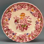 PORCELANA - Prato decorativo em porcelana inglesa rosa, decorada com flores levemente colorizada. Dia. 20 cm.