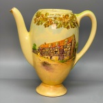 PORCELANA - ROYAL DOULTON - Bule em porcelana com decorados com motivo de fazenda e ponte, policromado e borda com bolotas. Sem tampa.