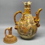 PORCELANA - Lote de lindo bule em porcelana, estilo SATSUMA, alça e bico em formato de tronco, relevo de frutos e folhagens, ricamente decorado com cenas do cotidiano, borda com 6 pontas (quebradas) e jarrinha ricamente policromada com flores , base com estilo rendado, vazado, bico da jarra (quebrada). Med. 27 cm e 11 cm. Ambas as peças quebradas.