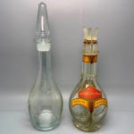 DEMI CRISTAL - Lote de 2 licoreiras , sendo uma garrafa vazia de licores, dividida em 4 partes e licoreira alta. Med. 32 cm e 38 cm.