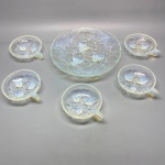 DEMI CRISTAL - Conjunto de sobremesa, tigela e 5 potinhos para servir em demi cristal franês decorado com folhas em relevo, delicadamente opalinada. Med. 4x24 cm e 3x13x11 cm.