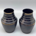 DEMI CRISTAL - Par de vasos floreiras, estilo Art Decô em demi cristal, preto com faixas douradas. Med. 11 cm. Marcas do tempo e de uso.