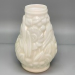 DEMI CRISTAL - Vaso floreira decorado em relevo, branco leitoso. Med. 17 cm. Marcas do tempo e de uso.