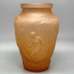 DEMI CRISTAL - Vaso floreira Art Decô, decorada com cena de dançarina, rose. Med. 23x14x11 cm. Lascado na borda.