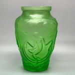 DEMI CRISTAL - Vaso floreira em demi cristal verde. Med. 23x14x11 cm. Lascado e trincados na borda.