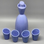 CERÂMICA - Delicada licoreira, esmaltada em tom azul e 4 copinhos. Med. 22 cm e 6,5 cm. Bicados.