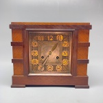 RELÓGIO - Junghans - Antigo Relógio Alemão, de Mesa, marcado, em madeira nobre, mostrador  em cobre com pátina natural, 2 furos. Med. 23x29x14 cm. Sem chave. Não testado e sem garantia.