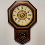 RELÓGIO - Relógio de parede, dita gravatinha, mostrador pintado com algarismos romanos Med. 55x36x12 cm. Com chave e pêndulo. Não testados e sem garantia. Móveis Usados - Lote de móvel antigo e usado, podendo apresentar marcas de uso e desgaste natural do tempo. Há possibilidade de danos ocultos e ou outras imperfeições.  Não há garantia ou possibilidade de devolução após a aquisição. Recomenda-se inspeção prévia.