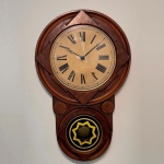 RELÓGIO - Relógio de parede, dito OITO, estilo Art Decô, de 2 furos, mostrador em algarismos romanos, Med. 59x37x9 cm. Com pêndulo e sem chave. Não testados e sem garantia. Móveis Usados - Lote de móvel antigo e usado, podendo apresentar marcas de uso e desgaste natural do tempo. Há possibilidade de danos ocultos e ou outras imperfeições.  Não há garantia ou possibilidade de devolução após a aquisição. Recomenda-se inspeção prévia.