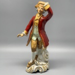 ESCULTURAS - Esculturas em porcelana cavalereiro policromado, ricos detalhes dourados. Med. 29 cm.