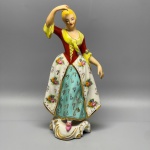 ESCULTURAS - Par de esculturas em porcelana dama policromado, ricos detalhes dourados. Med. 29 cm.