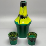 CERÂMICA - Licoreira vitrificada, 2 copinhos. Alt. 20 cm e 5 cm.