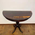 MOBILIÁRIO - Mesa aparador, meia lua com coluna torneada, tampo folheado com faltas. Med. 78x105x55 cm. Marcas do tempo e de uso. Móveis Usados - Lote de móvel antigo e usado, podendo apresentar marcas de uso e desgaste natural do tempo. Há possibilidade de danos ocultos e ou outras imperfeições.  Não há garantia ou possibilidade de devolução após a aquisição. Recomenda-se inspeção prévia.